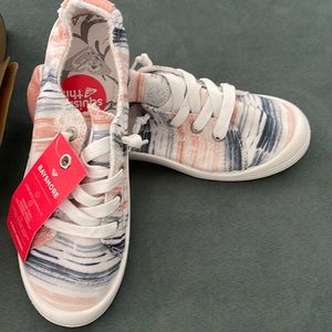 Brand new never worn Roxy shoes